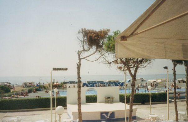 Fotografia de la piscina del càmping Albatros de Gavà Mar feta des del restaurant on es veu tamb l'escenari